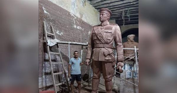 مينا إسحاق.. منياوي ينحت تمثالا ضخما للرئيس الراحل أنور السادات | صور