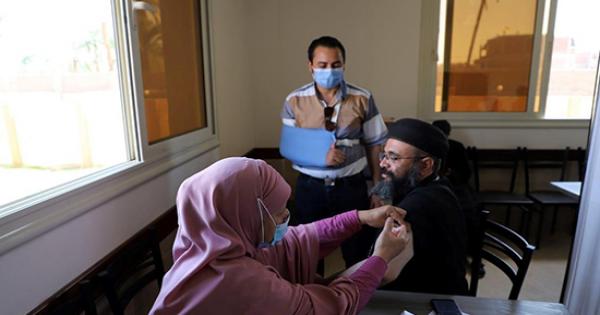 بدير القمص يسي ميخائيل بطما .. وحدة فرق متنقلة لتقديم اللقاح - صور