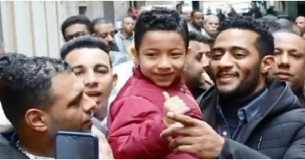 جمهور محمد رمضان يحاصره في شوارع وسط البلد خلال تصوير "المشوار" لرمضان 2022 (فيديو)