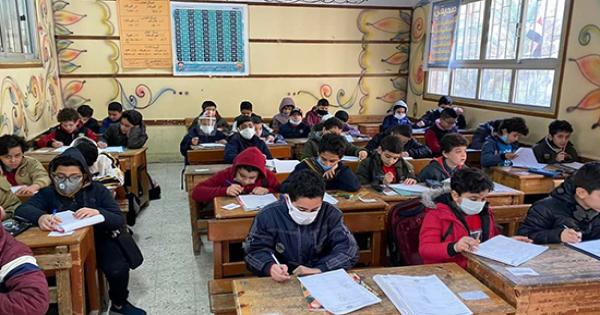 هل يتغير موعد بداية الترم الثاني 2022 بسبب كورونا؟.. «التعليم» تجيب
