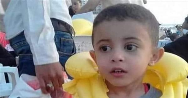 الصورة الأولى للطفل ضحية جريمة طبيب سوهاج