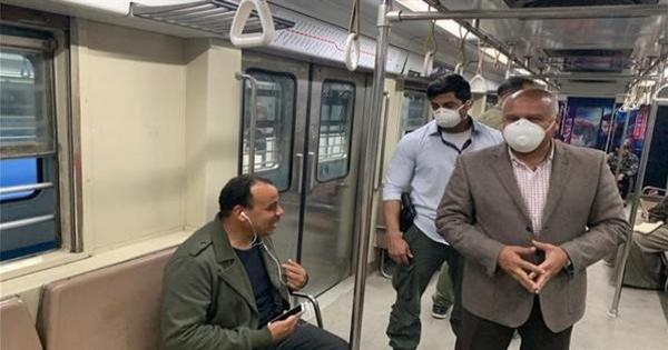 وزير النقل يعنف عددًا من الموظفين بمحطة مترو الشهداء لتركهم العمل