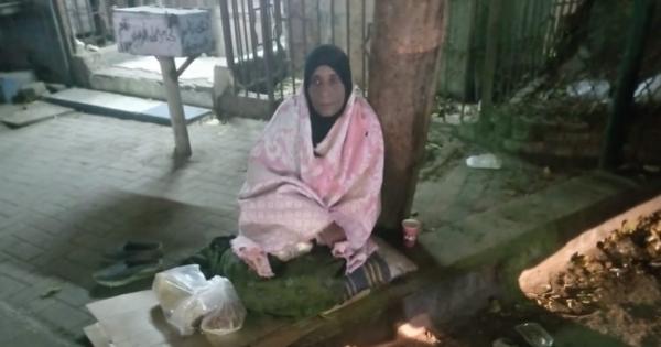 مناديل «سماح» تساعدها على الحياة ومصاريف أبنائها: «عضمي وجعني من البرد»