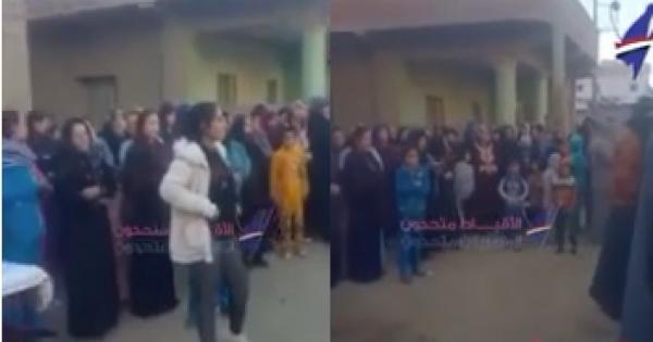 فيديو.."كيرياليسون" صلوات تهز شوارع أقباط "فرج الله" بالمنيا احتجاجا على عدم بناء كنيستهم
