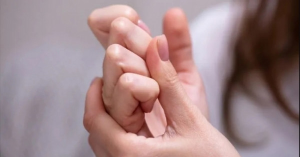 أخصائية علاج طبيعي تحذر من «طقطقة» الأصابع.. هل تؤدي لهشاشة العظام؟