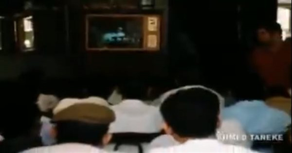 لقطات حية من القاهرة لحظة بدء حرب أكتوبر- المواطنين يحتفلون والكنائس تدق الأجراس - فيديو