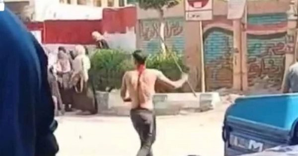 بلطجي يتجرد من ملابسه ويرعب الطلاب أمام مدرسة بـ طنطا - صور