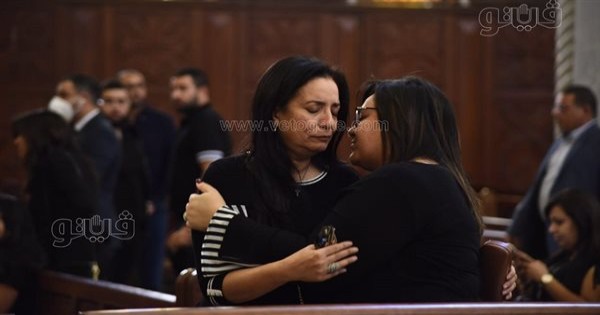 صدمة وحزن.. أولاد غبور يتلقون العزاء في والدهم قبل مراسم الجنازة بالكاتدرائية المرقسية | فيديو وصور