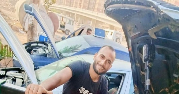 أخلاقنا الجميلة.. شاب يطلق مبادرة لصيانة السيارات بالمجان: «بنروح أي مكان»