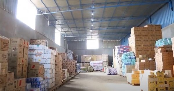 الشرطة تداهم مخازن محتكري السلع الغذائية - فيديو