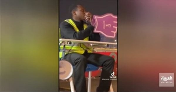 رجل المترو يخطف أنظار جماهير كأس العالم في قطر.. حكاية أيقونة المونديال