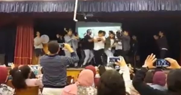 البنات بتصور.. وصلة رقص "خليع" لطلبة ثانوي بمركز دروس خصوصية يثير الجدل | فيديو