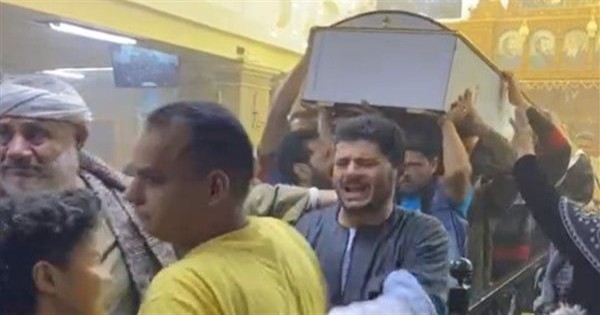 بعد 48 ساعة من زفافهم.. المئات يشيعيون جثامين مينا وعروسته ماريا بكنيسة مارجرجس - فيديو