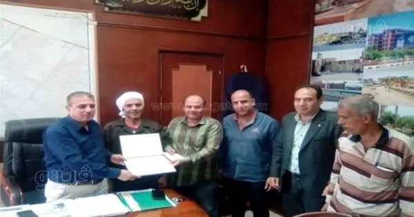 قصة عامل نظافة يبحث عن صاحب 50 ألف جنيه عثر عليها داخل أكوام القمامة ويرفض المقابل | صور