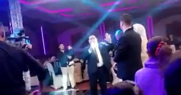 أبّ يطلّق زوجته في الميكروفون ليلة زفاف ابنته قدام المعازيم بدمياط - فيديو