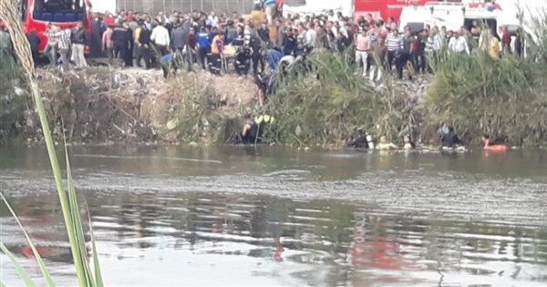 الصور الأولى لحادث انقلاب أتوبيس في ترعة على طريق المنصورة - ميت غمر