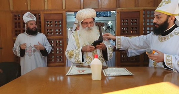 بالفيديو.. الانبا اسحق يدشن مذبح القديس مارمينا العجائبي بكنيسته بطما بمناسبة عيد استشهاده