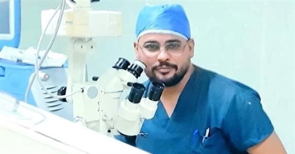 طبيب عيون بالأقصر يبهر رواد السوشيال ميديا بجمال خطه |صور