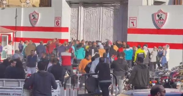 تفاصيل تجمهر أولياء الأمور أمام بوابات نادي الزمالك - فيديو
