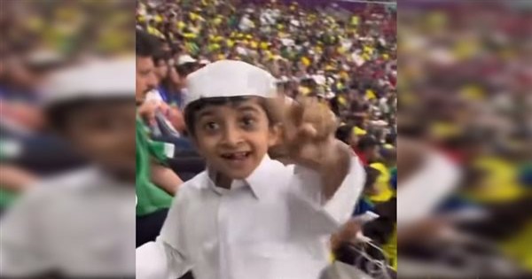 طفل سعودي يخترق مدرجات كأس العالم ويثير اندهاش البرازيليين | فيديو