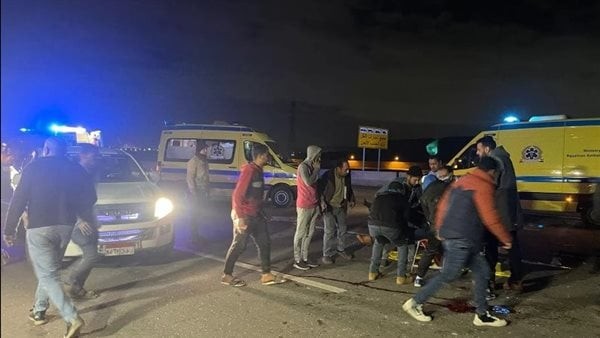 تريلا تدهس عددا من السيارات الملاكي على كوبري التجنيد في الحلمية.. والإسعاف تنتقل لموقع الحادث