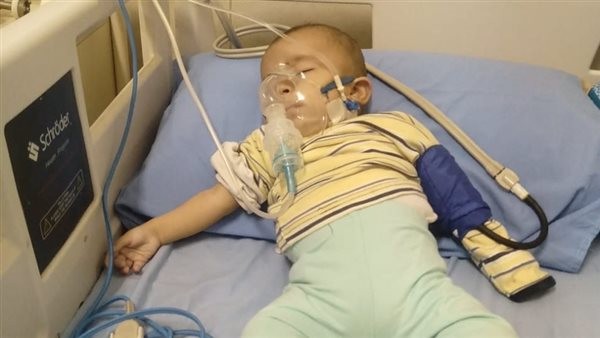 والد الطفلة ماريا : ابنتى تعاني من تضخم بالقلب وتحتاج لقسطرة.. والتأمين الصحي يرفض ويقرر إجراء جراحة