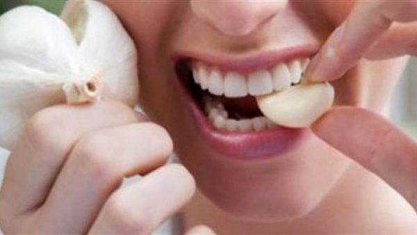 علاج الديدان في المنزل.. تناول فصوص الثوم على الريق