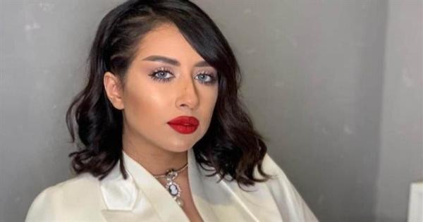 فيديو وصور | الدكاترة بيخافوا من حالتي .. من هي فرح الهادي المصابة بمرض جلدي نادر؟