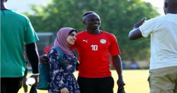 حقيقة صورة ساديو ماني مع زوجته وقراره بمنعها من حضور مباريات منتخب بلاده