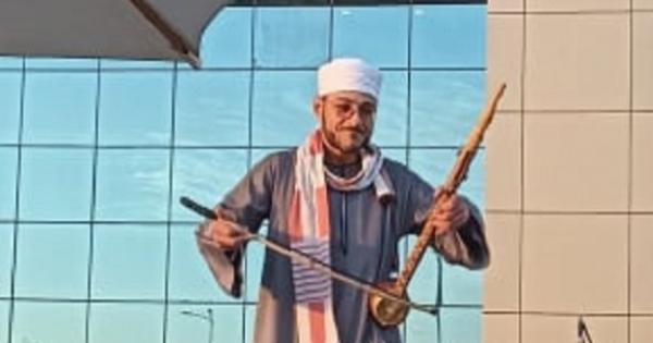بالصور.. عازف ربابة صعيدي بمعرض الكتاب: «خليت ياباني يغني البت بيضة»
