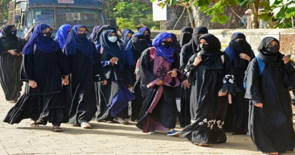 منع ارتداء الحجاب في الهند يثير الغضب.. اندلاع تظاهرات نسائية