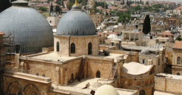 إصلاحات واسعة للأرضية الحجرية في كنيسة القيامة بالقدس