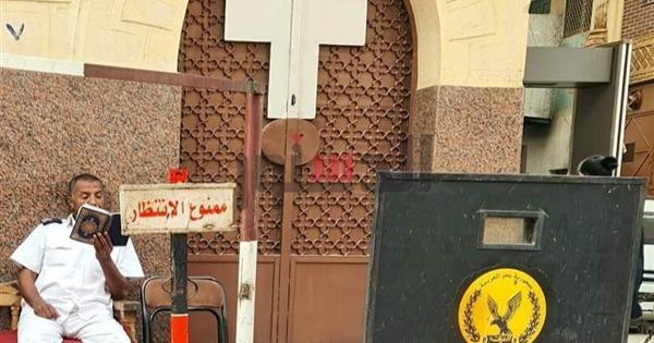 صورة "الأمين سمير" أمام كنيسة نجع حمادى تثير إعجاب رواد مواقع التواصل الإجتماعى
