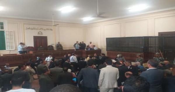 قاتل القمص ارسانيوس يتلو القرآن داخل قفص الاتهام.. والقاضي: إحنا مش في مسجد هنا