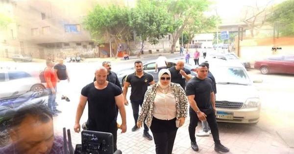 عمرها 25 سنة وكانت تختبئ في منزل والدها.. تفاصيل القبض على مُدرسة الأحياء وزوجها و4 بودي جاردات بالجيزة