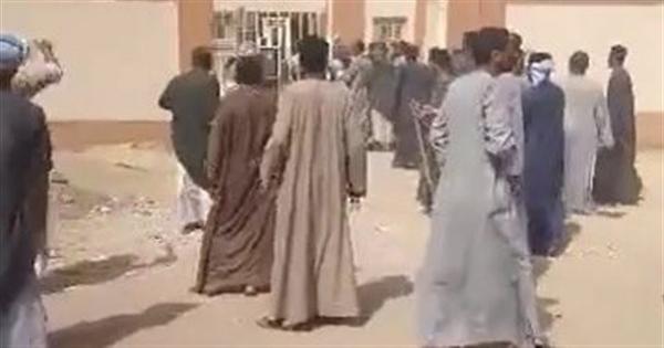 حرقوا منزله.. الشرطة تسيطر على أعمال الشغب بعد هروب مستريح السيارات - فيديو