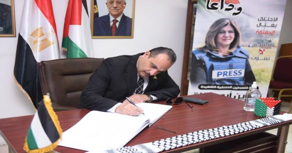 بالصور .. وفد قبطي يقدم العزاء في الشهيدة شيرين أبو عاقلة لقنصل عام فلسطين بالإسكندرية