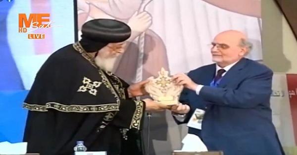 فيديو.. مجلس كنائس الشرق الأوسط يقدم هدية تذكارية للبابا تواضروس : منحوتة من صخر لبنان تحمل كل الرموز القبطية والشخصية