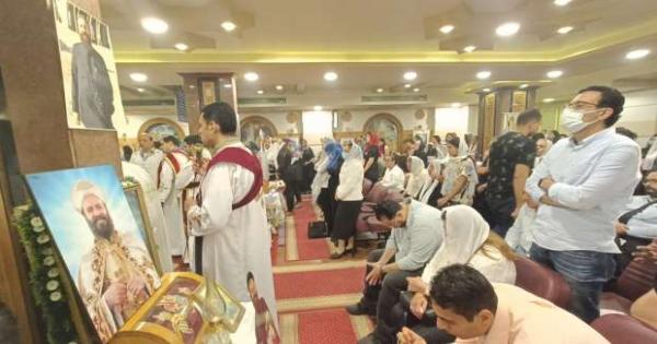 بملابس بيضاء.. زوجة وشقيقات القمص أرسانيوس يشاركن في صلاه الأربعين - فيديو