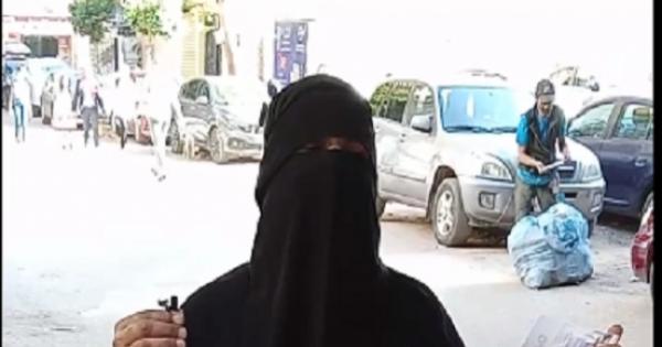 "سعاد" معلقة صورة حفيدها على رقبتها وبتلف الشوارع تدور عليه.. كعابها دابت - فيديو