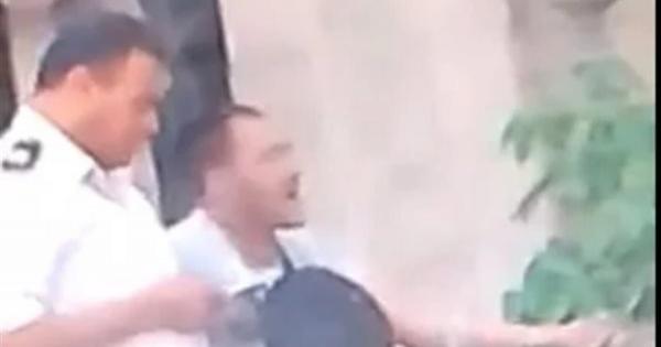 إيقاف ضابط شرطة عن العمل لتعديه على أحد الباعة الجائلين
