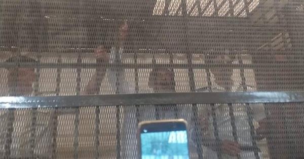 قاتل القمص أرسانيوس يدخل قفص الاتهام وسط حراسة مشددة.. صور