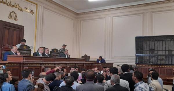 المتهم بقتل كاهن الإسكندرية في أولى جلسات محاكمته: أنا مش إخوان