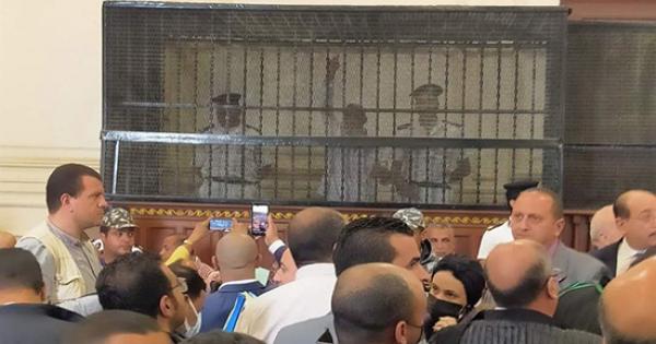 فيديو.. قاتل القمص ارسانيوس يقرأ القرآن داخل قفص الاتهام والقاضي: انت لست في مسجد هنا