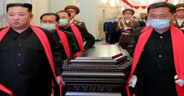 «حمل نعشه وبكى».. زعيم كوريا الشمالية يودع معلمه السابق (فيديو وصور)