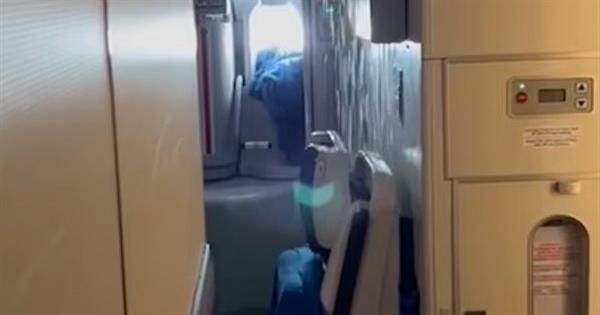فيديو غريب.. تساقط مياه داخل طائرة فوق السحاب قبل وصولها واشنطن - شاهد