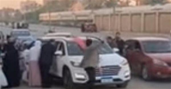 جبر بخاطرهم.. تفاعل كبير مع سائق قطار أطلق سرينته لزفاف عروسين | فيديو