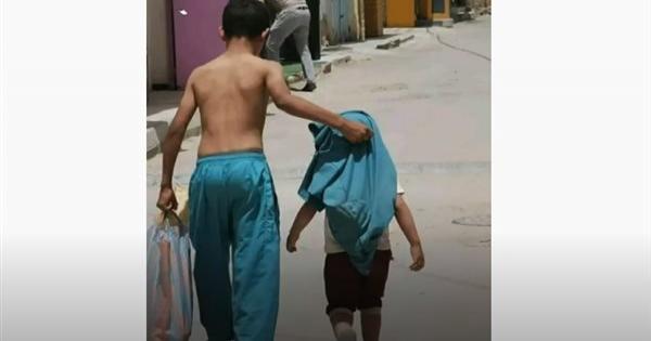 طفل جزائري يعطى درساً مهماً في معنى الأخوة.. وناشطون: صورته الأفضل خلال 2022 - فيديو