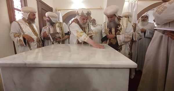 بعد اعتراف المجمع المقدس به: تدشين اول مذبح للقديس يسطس الانطونى بدير الانبا انطونيوس بالبحر الاحمر