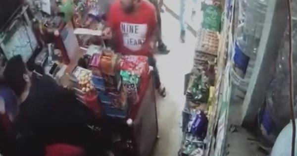 بالساطور والمقشة.. 3 أشخاص يطاردون آخر ويحاولون قتله في المطرية |فيديو